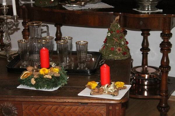 OBRAZEM: Lysičtí zvou do adventně vyzdobeného zámku