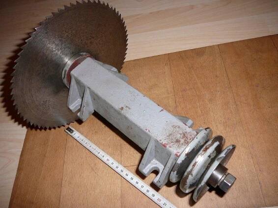 Malá nepoužitá HŘÍDEL CIRKULÁRKY-31cm-řemenice Ø76-osa Ø15+KOTOUČ Ø210