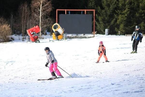 Harusův kopec u Nového Města na Moravě o víkendu ožil lyžaři | Vysočina-news.cz
