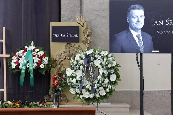 Pohřeb meteorologa Jana Šrámka (†48): Honzu si vzalo nebe, smutnil moderátor Řezníček