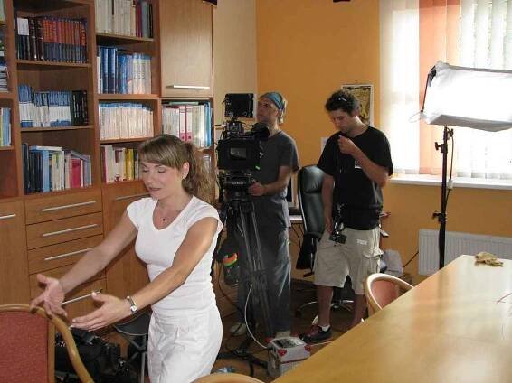 Natáčení scény filmu Ženy, které nenávidí muže. Na snímku se připravuje herečka Sylvie Krupanská.