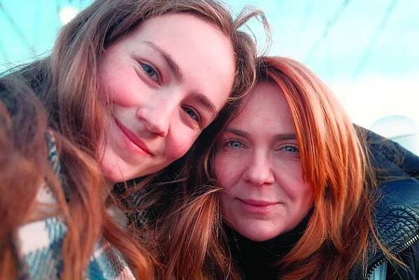 Pavlína Wolfová s dcerou Matildou Bubeníkovou. Ta se věnuje studiu psychologie v anglickém jazyce na soukromé neuniverzitní vysoké škole.