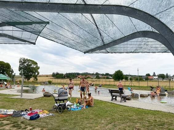 Odvaha na koupališti v Laškově: stín dělají kovové "stromy". Jako v Singapuru
