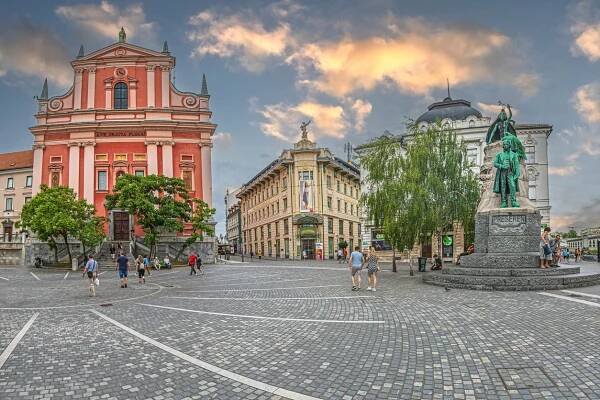 Prešerenovo náměstí, centrální náměstí v Lublani, hlavním městě Slovinska s františkánským kostelem Zvěstování Panny Marie.