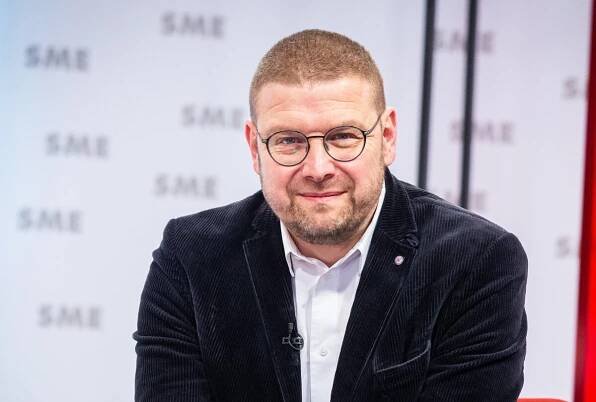 Prečo český vicepremiér protestuje na námestí proti Ficovi