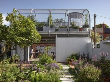 Zahrada vytvořená na střeše garáže je chytře chráněná proti eventuálním zájemcům o úrodu pletivem. Zároveň tento baldachýn nebrání přístupu slunečním paprskům a přirozené zálivce deštěm.