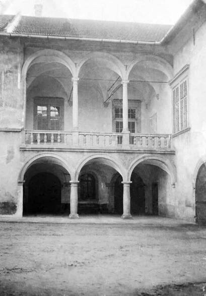Zámek Nová Bystřice pohled historická fotografie podloubí