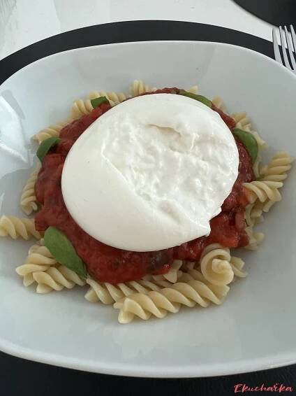 Těstoviny s rajčatovo-bazalkovou omáčkou a burrata - Ekucharka.cz