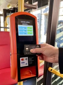 V pražských autobusech lze jízdné platit kartou
