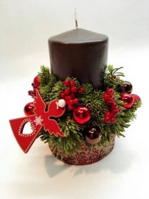 Vánoční svícen s červenými dekoracemi – Salon Květin