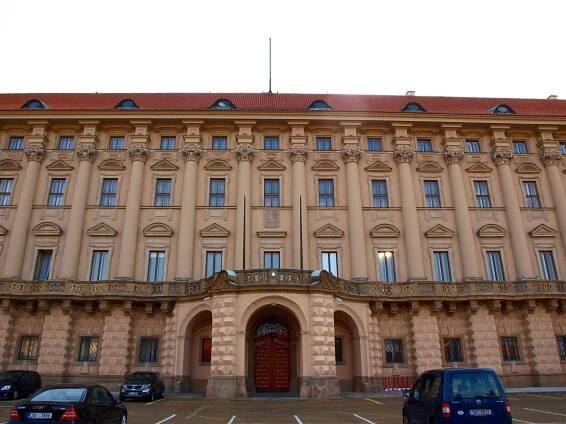 Soubor:Černínský palác průčelí.JPG