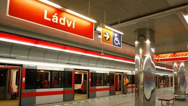 Pád na Ládví zastavil provoz metra C. Muž neutrpěl zjevná zranění