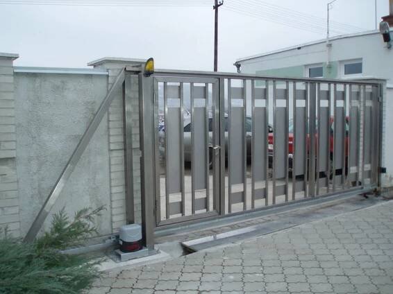 Automatizace vjezdových bran - montáže garážových vrat a prodej pohonů Brno