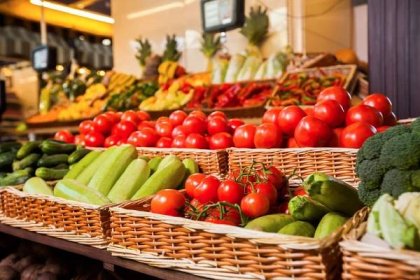 Pult s čerstvým ovocem a zeleninou v proutěné boxy v obchodu s potravinami — Stock obrázek