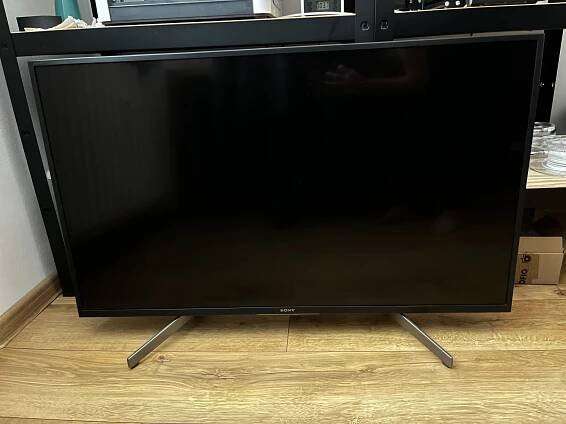 Prodám LED televizí Sony Bravia KD-43XG8096 s úhlopříčkou 108cm. Rok výroby 2019. Jako nová, bez oděrek, obraz i zvuk hrají krásně. En. třída A. Cena 3000KČ - InzerceTrinec.cz