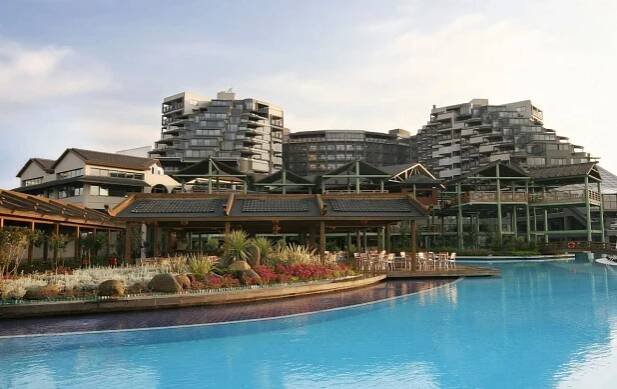 Bazén v ubytování Limak Lara Deluxe Hotel & Resort Antalya nebo v jeho okolí