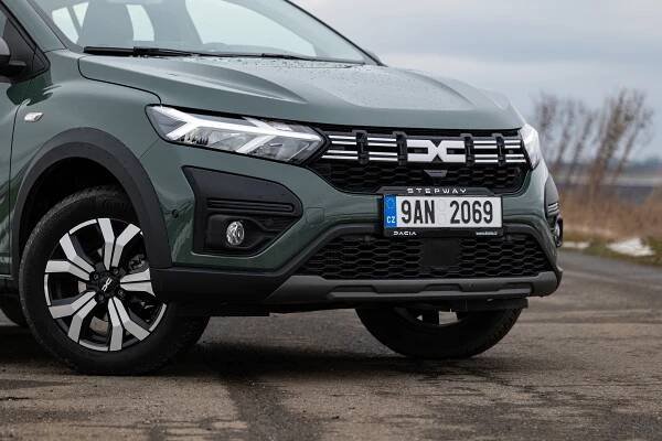Za Dacii Sandero Stepway s novým tříválcem se nemusíte stydět. Je svižná a vypadá k světu