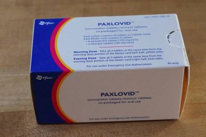 Léky proti covidu budou v Česku dostupnější. Od ledna je začnou vydávat všechny lékárny