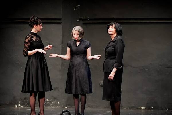 Martin Čičvák: URNA NA PRÁZDNÉM JEVIŠTI Lucie Žáčková, Ivana Uhlířová, Lenka Skopalová

 foto:  Jiří Poláček