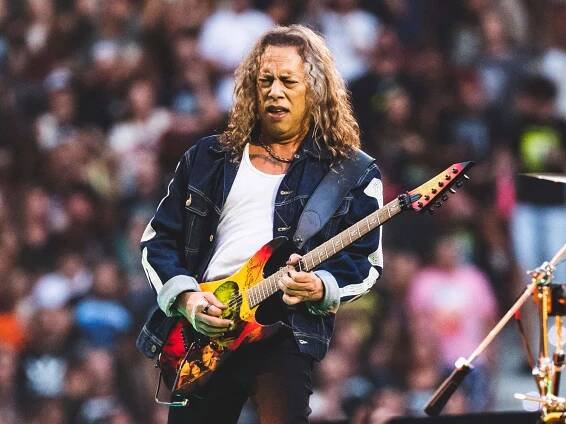 Kirk Hammett performing live