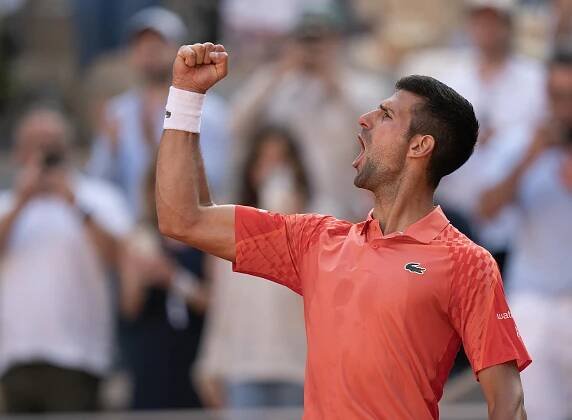 Djokovič v Paříži vyřadil Alcaraze a je ve finále