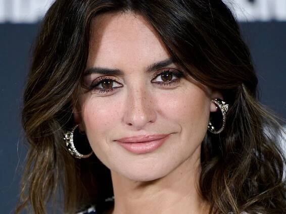 Penélope Cruz Ushers in Spring With New Caramel Highlights