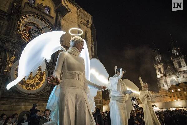 Andělé na první adventní neděli v centru Prahy | PrahaIN 
