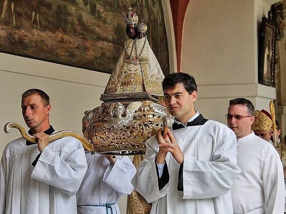 Oslavy korunovace milostné sošky Panny Marie vyvrcholily nedělním průvodem