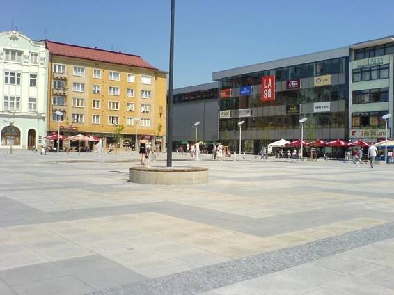Soubor:Ostrava, Masarykovo náměstí.jpg – Wikipedie