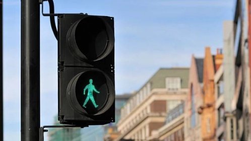 Zelený panáček má na britských semaforech svítit déle, lidé s nadváhou nestíhají přecházet - Novinky
