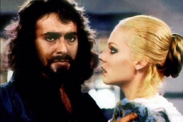 FOTO: Kabir Bedi a Carole André ve filmu Černý korzár (1976). – stránka 18