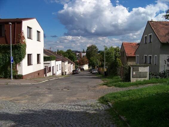 Soubor:Malešice, Kaňkova, od Chládkovy dolů.jpg