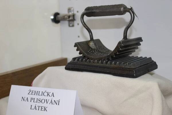 Je majitelkou více jak 700 žehliček. Žehlí ale jen velmi nerada