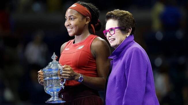 Billie Jean Kingová (vlevo) s vítězkou ženské dvouhry na US Open Coco Gauffovou.