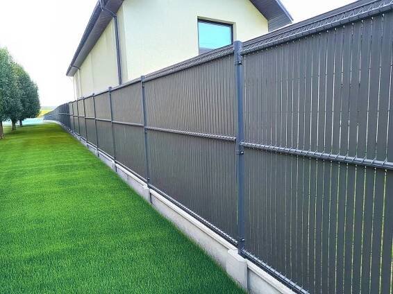 Fotografie: DESIGNFENCE – Oplocení domů - Pokud potřebujete odstínit váš pozemek od ulice nebo sousedů a máte již nainstalované 3D oplocení Nylofor, může vám pomoci PVC výplň. Screeno Line je rychlá varianta, jak zneprůhlednit váš plot. Lišty se jen zasouvají a k instalaci není potřeba žádné speciální nářadí. Můžete vybírat z pěti barev plotových výplní – antracit, černá, zelená, světle