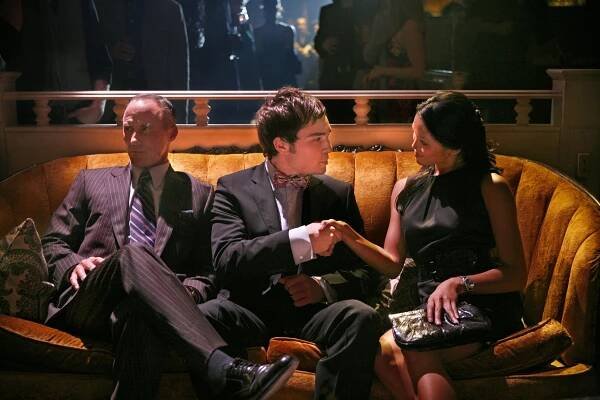 Super drbna - Chuckův podnik - Z filmu - Robert John Burke, Ed Westwick, Jessalyn Wanlim
