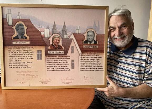 Vratislav Ebr drží vzpomínkovou koláž z jedné vydařené kulturní akce ve smíchovské knižní prodejně. 