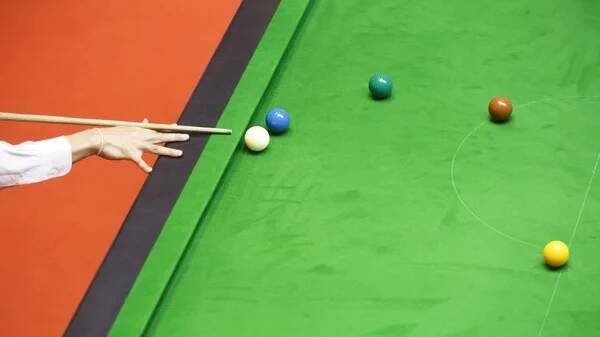 Míč a hráč snookeru — Stock obrázek