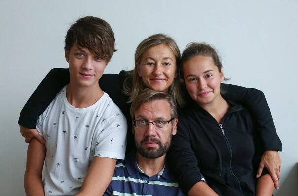 Dcera Saši Rašilova a Vandy Hybnerové se vdala. Po veselce Josefíny (26) herec spěchal rovnou na natáčení