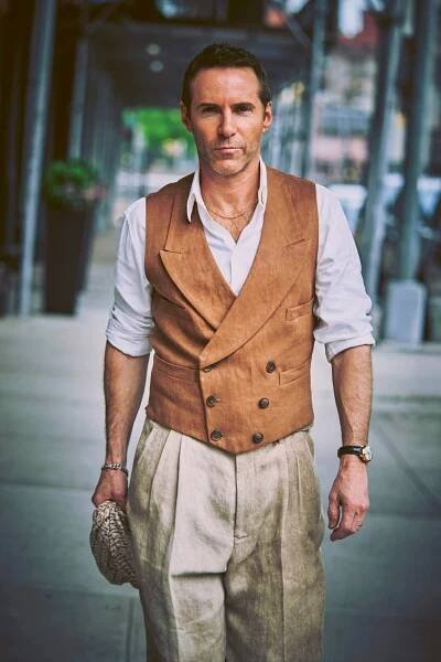 Vest, shirt, scarf and pants by GIORGIO ARMANI.