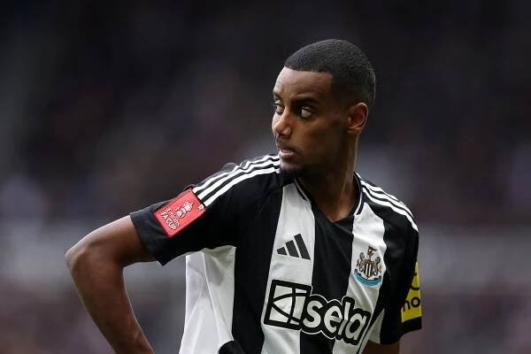 Newcastle United hold transfer talks for £50m striker to dovetail Alexander Isak