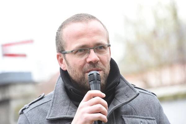 FOTO: Tradice pokračuje. Třináctý Pohádkovník roste před školou v Sendražicích