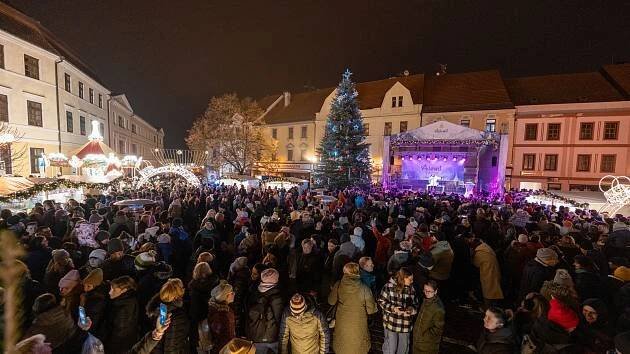 Písek svítí! V neděli se slavnostně rozzářil strom, adventní městečko i kluziště