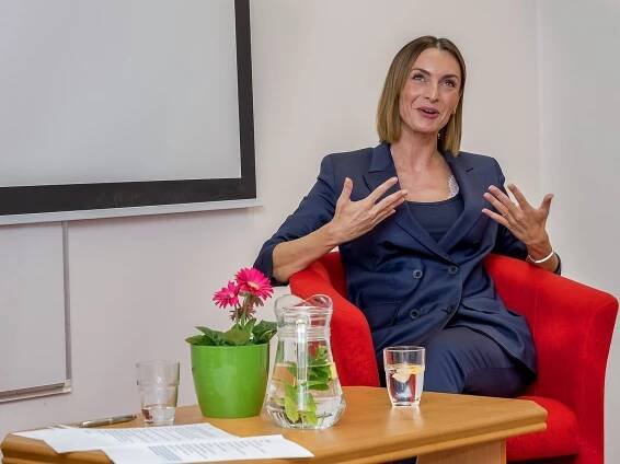 Společný ples v Dolních Kralovicích odmoderuje Jana Peroutková z České televize