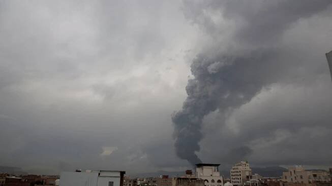 Smoke billows from the site of Israeli air strikes in Sanaa, Yemen, August 24, 2025 (illustrative).