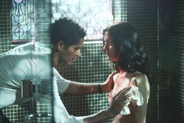 Vražedná práva - Zasloužil si zemřít - Z filmu - Alfred Enoch, Katie Findlay