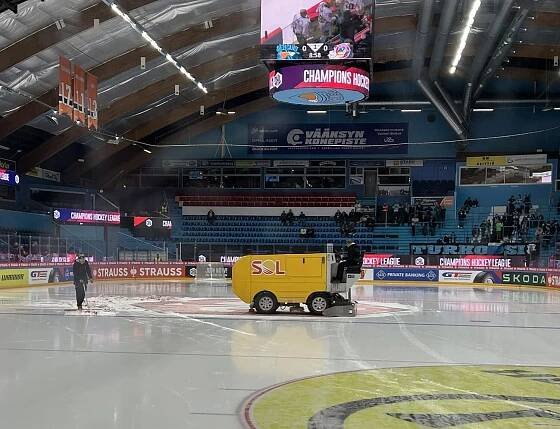 Severomoravané vstoupili úspěšně do play-off Ligy mistrů. Třinci pomohl brankář, Vítkovicím díry v ledu... - SportDeník