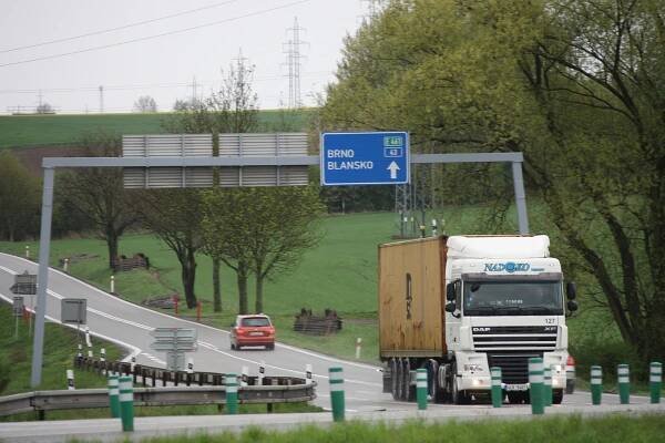 Změna nebezpečné křižovatky na I/43 u Sebranic: začaly první stavební práce