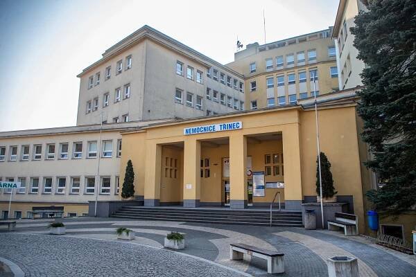 Razie v třinecké nemocnici: Sosnu obsadili policisté, odvedli ředitele Veverku