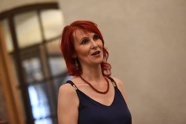 Básnířka Jitka Nováková pozvala zaplněnou synagogu v Kolíně S kloboukem do nebes